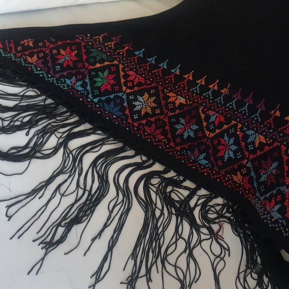 Vintage piano shawl with tassels and needlepoint - Picture 2 of 7